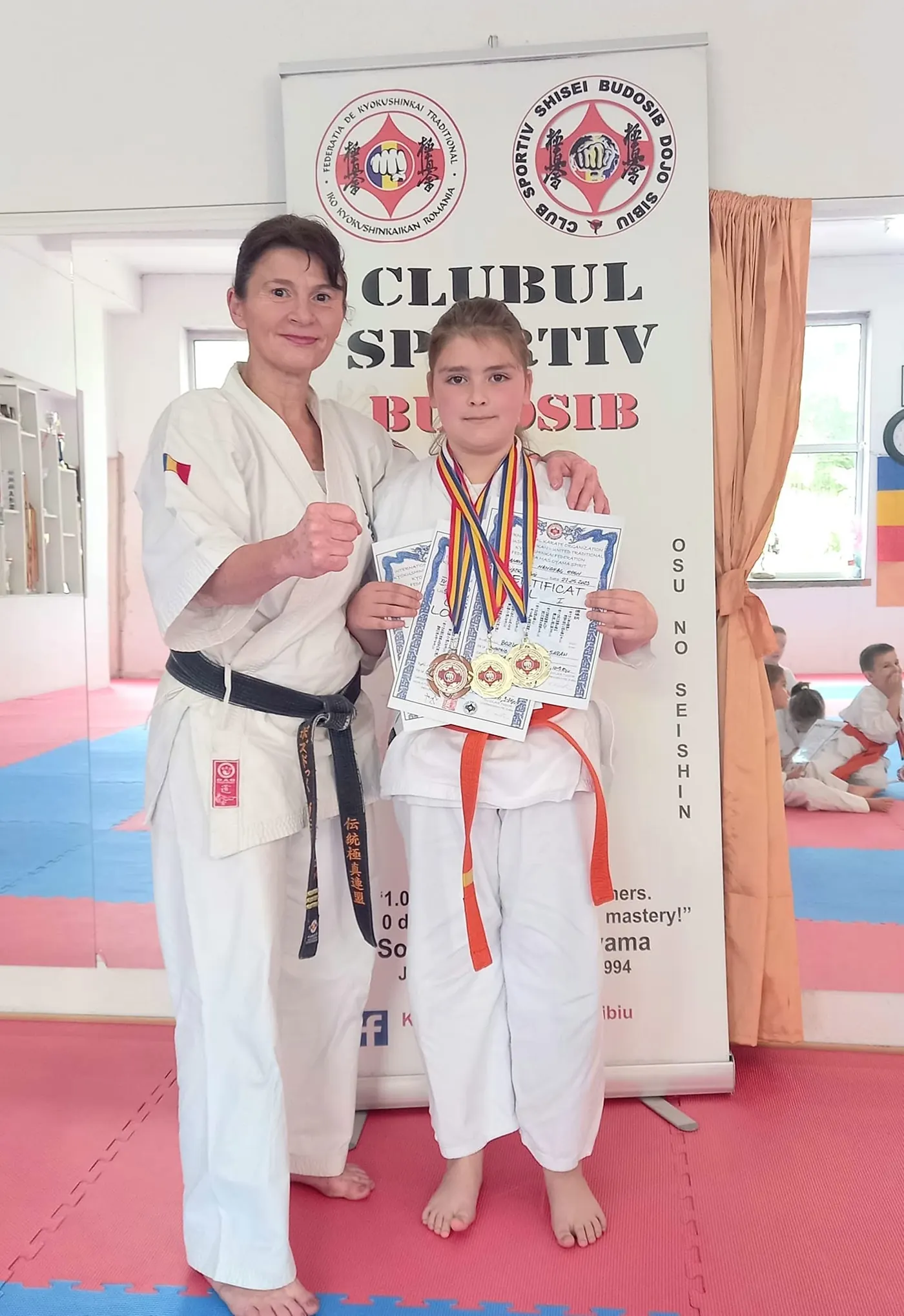 Sensei Daniela Bozdoc la examenul de centură, alături de o sportivă