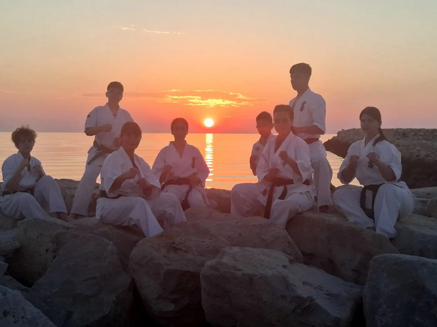 Sportivi Budosib Dojo la apus, pe malul mării, la Eforie Sud
